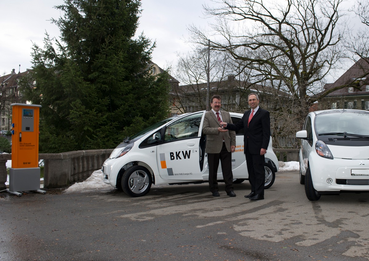 Installation de bornes de recharge dans l&#039;agglomération de Berne / Livraison à FMB des premières voitures électriques de série lancées en Suisse