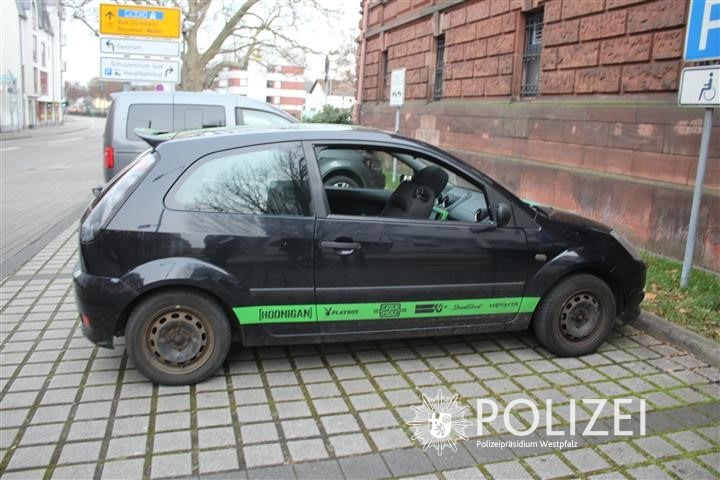 POL-PPWP: Beifahrerfenster eingeschlagen