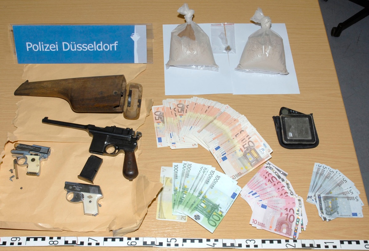 POL-D: Erfolgreiche Ermittlungen gegen Drogendealer - Zwei Festnahmen - Mehr als ein Kilo Heroin, 15.000 Euro Dealgeld und Schusswaffen sichergestellt - Foto hängt als Datei an