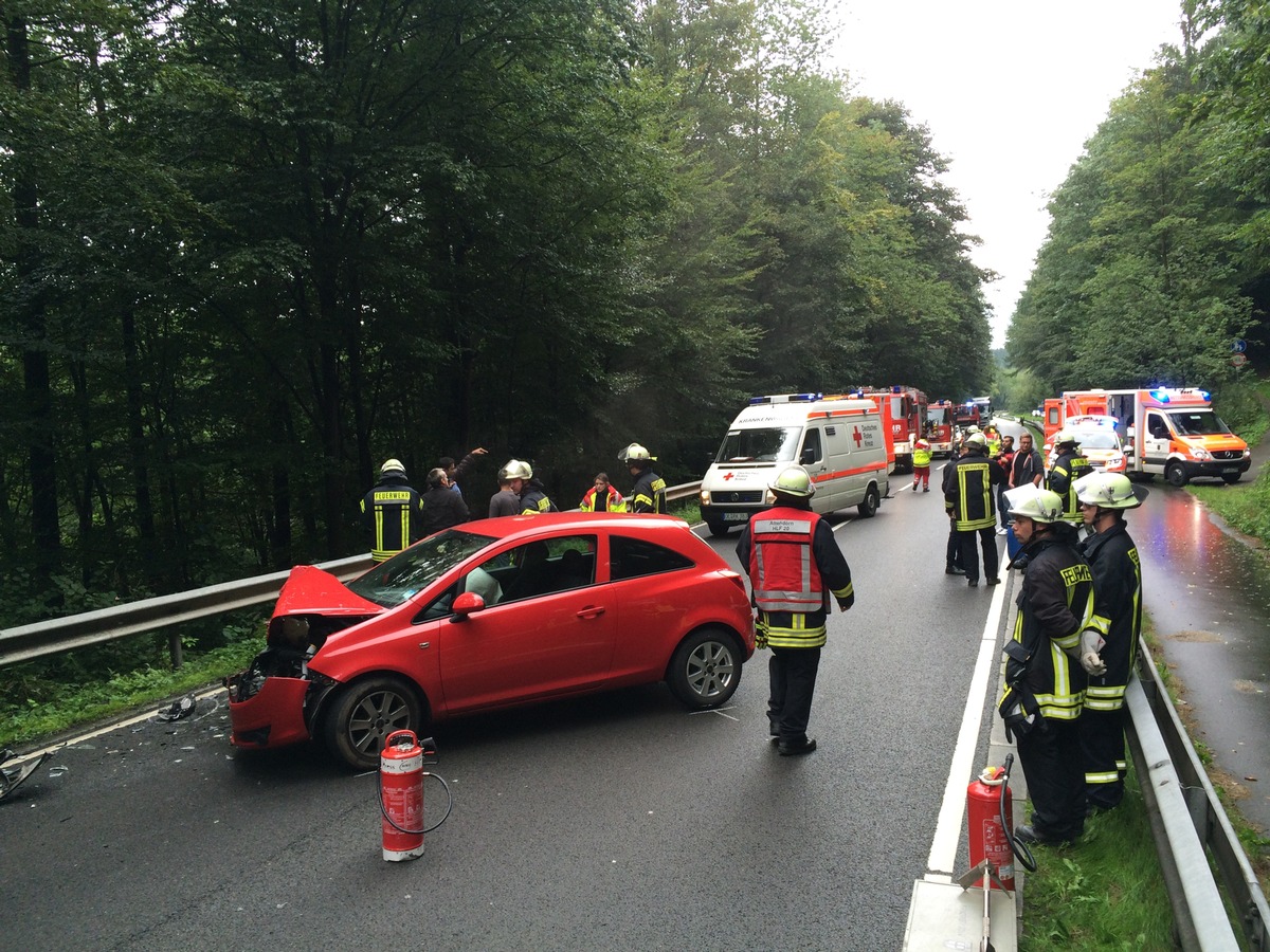 FW-OE: Verkehrsunfall mit 3 verletzten Personen auf Landstraße zwischen Attendorn und Olpe