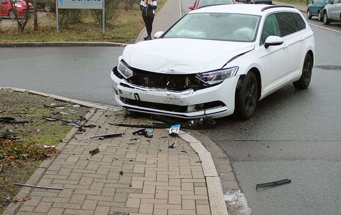 POL-OE: 45-Jähriger bei Pkw-Unfall verletzt