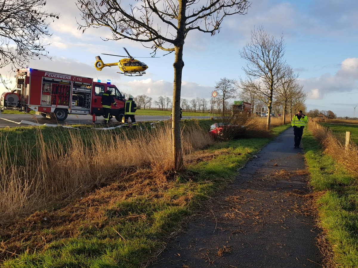 POL-WHV: Verkehrsunfall auf der L 812 - Pkw kommt von Fahrbahn ab - 26-jähriger Fahrer wird leicht verletzt (2 Bilder