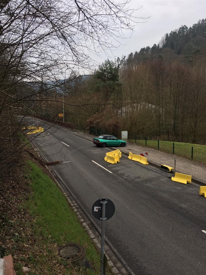 POL-PDNW: Verkehrsteilnehmer fährt gegen Geschwindigkeitstrichter und flüchtet