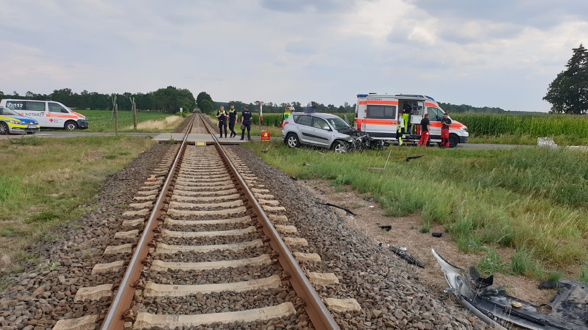 POL-LG: ++ Seniorin fährt mit Pkw in fahrenden Personenzug ++ Kollision an unbeschranktem Bahnübergang ++ 86-Jährige glücklicherweise nur leicht verletzt ++ Fahrgäste und Lokführer bleiben unverletzt ++