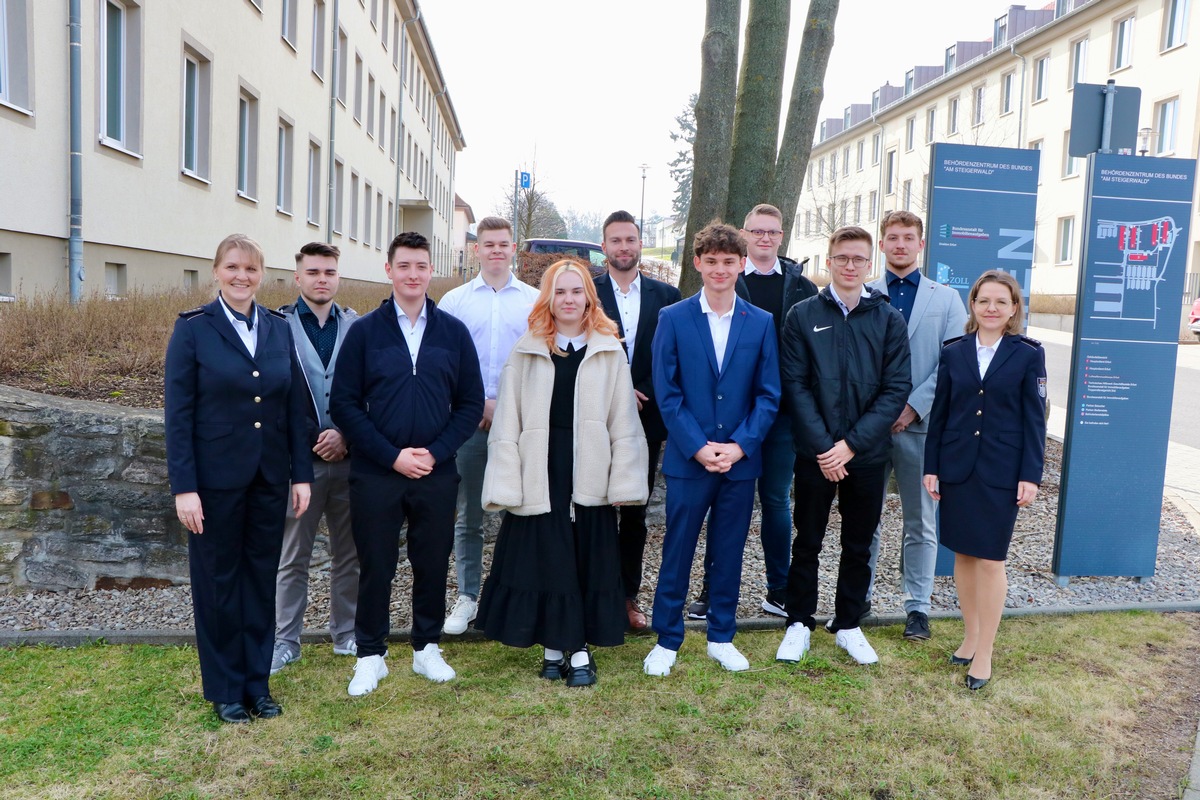 HZA-EF: Neuer Bachelor-Studiengang beim Zoll gestartet / Neun Nachwuchskräfte des Hauptzollamtes Erfurt erhalten Ernennungsurkunden und legen Diensteid ab