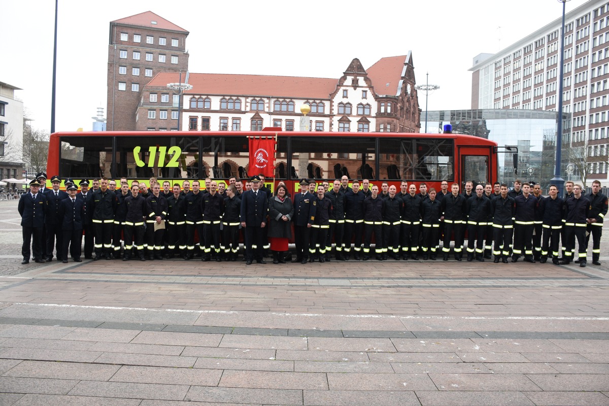 FW-DO: Feuerwehrleute beginnen und beenden ihre Ausbildung