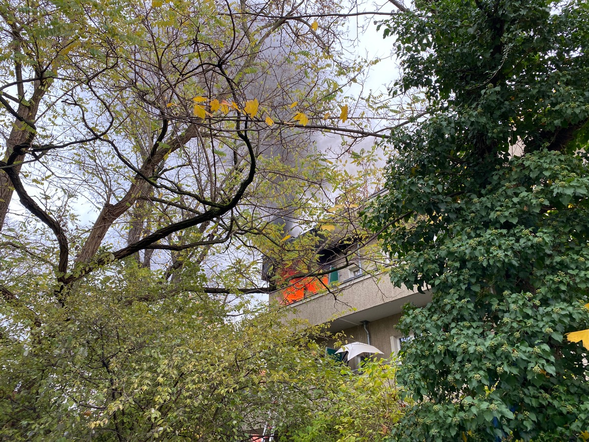 FW Dresden: Wohnung steht in Vollbrand, Feuerwehr rettet Personen