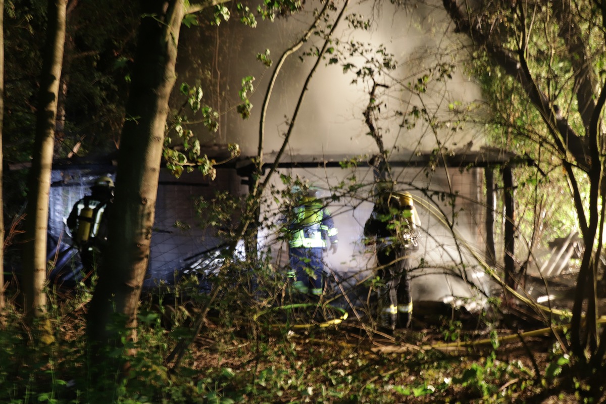 POL-HX: Großeinsatz der Beverunger Feuerwehr, aufgrund eines Hüttenbrandes; Beverungen, Danziger Straße, Höhe Haus Nr. 40, im Bereich des Alleenradweges Freitag, 22.05.2020, 22.28 Uhr