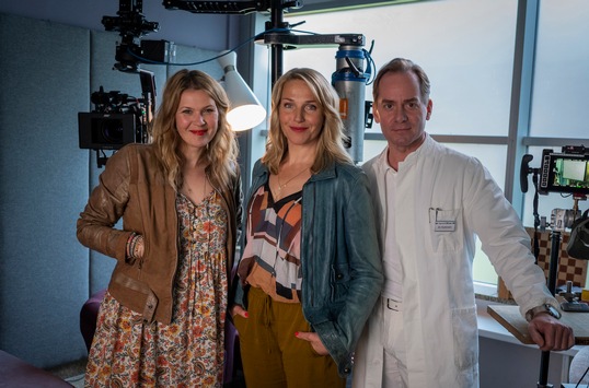 „Endlich Freitag im Ersten“: Dreharbeiten für zwei neue Filme der beliebten ARD-Degeto-Reihe „Praxis mit Meerblick“ mit Tanja Wedhorn auf Rügen