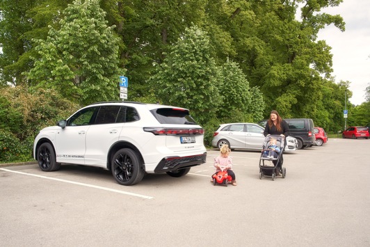 ADAC fordert gesetzliche Pflicht für Notbremsassistent beim Rückwärtsfahren / Systemvergleich beweist: Technik hat Serienreife erreicht / Rechtliche Grundlage könnte etliche Unfälle verhindern