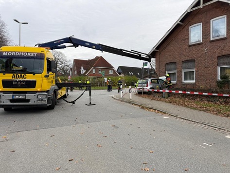 FW-SE: PKW fährt nach Verkehrsunfall in Hauswand
