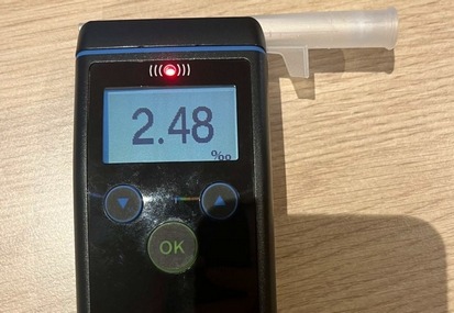 BPOL-FL: Gesuchten Mann verhaftet; Aggressiver Mann im Zug leistet Widerstand