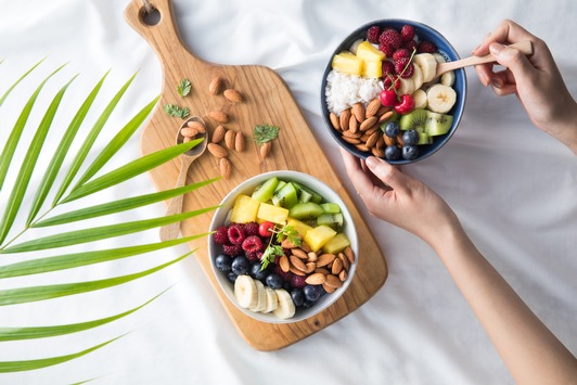 Sommer, Sonne, Selfcare: Warum Mandeln jetzt in jede Wellnessroutine gehören