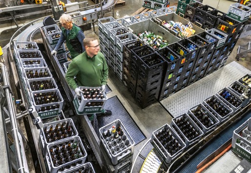 Blick hinter die Kulissen der Veltins-Sortieranlage / Von Smartphone bis Schlüsselbund: Wo Leergut Ordnung findet und Überraschungen auftauchen
