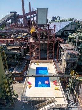 Werksschwimmbad auf dem UNESCO-Welterbe Zollverein offiziell eröffnet / Kostenfrei Sonnen und Baden auf der Kokerei bis 1. September 2026
