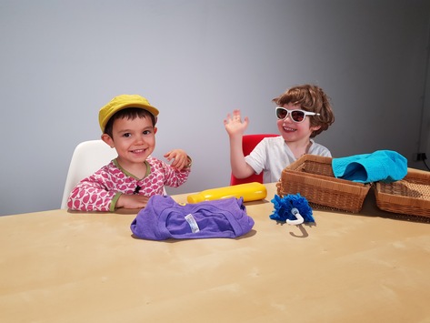 Kinder spielerisch für Sonnenschutz begeistern / Zum Sommeranfang: Virtueller „Sonnenschutz-Koffer“ für Familien