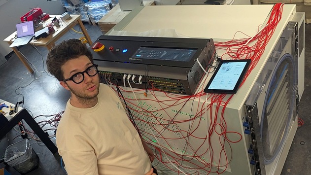 Weltpremiere aus Wien: Industriemaschine wird von KI gesteuert – und verbessert ihre Software im laufenden Betrieb selbst