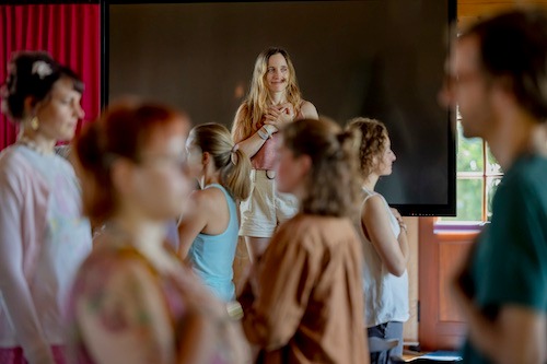 Ayurveda-Festival im Seehotel Niedernberg: Mix aus Yoga, Eisbaden und Soundhealing