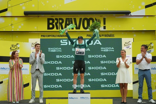 Lotte Kopecky, Punktesiegerin der Tour de France Femmes avec ZWIFT, feiert mit grünem Siegerpokal von Škoda Design