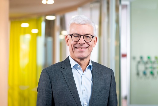 Wechsel an der Spitze von Plan International Deutschland: Dr. Stephan Roppel wird neuer Vorstandsvorsitzender / Der 57-jährige Top-Manager löst Vereinsgründer Dr. Werner Bauch nach 25 Jahren ab