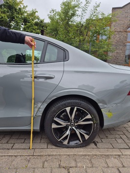 POL-SE: PKW Volvo durch Unfall beschädigt – Verursacher flüchtig