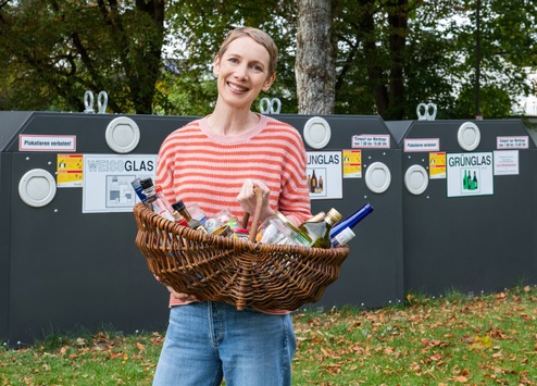 Altglas trennen - Bienen schützen / Zum Weltbienentag: Honiggläser achtsam entsorgen