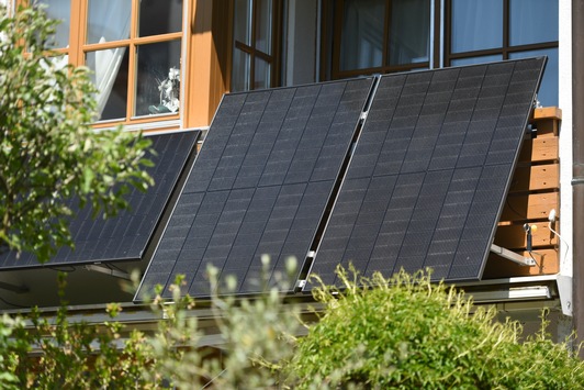 Balkon-Solaranlagen sicher nutzen: Tipps von TÜV SÜD