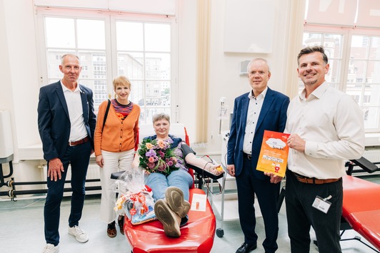 Das Haema-Spendezentrum Leipzig-Markt wird 20 / 20 Jahre Leben retten am Leipziger Markt: Bürgermeisterin Dr. Martina Münch und Jens Lehmann (MdB) gratulieren