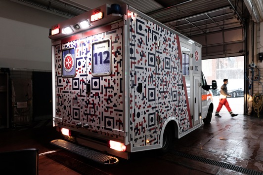Zum Tag der 112: "Gaffen tötet!" / Durch einen innovativen QR-Code auf Rettungswagen erwischen sich Gaffer selbst auf frischer Tat