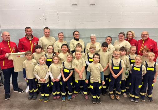FW Helmstedt: Neue T-Shirts für die Kinderfeuerwehr Helmstedt!
