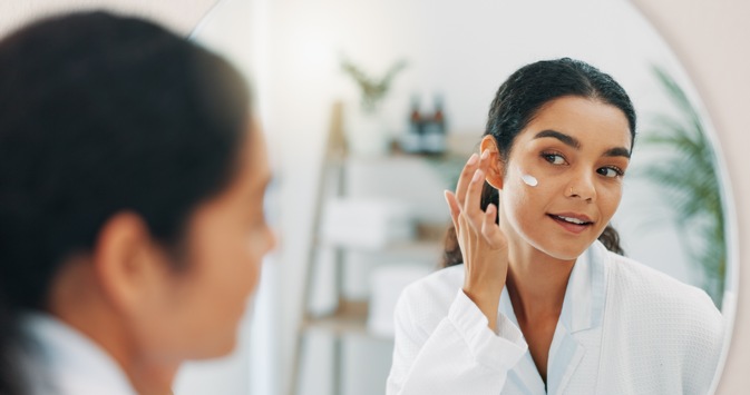 IKW-Jugendstudie: Wie die Gen Z mit Beauty-Routinen die Kontrolle im Alltag zurückgewinnt