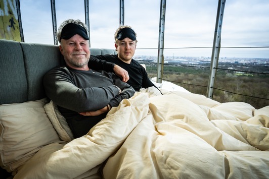 Was kostet guter Schlaf? Das testen Jenke von Wilmsdorff und Sohn Jánik im "JENKE. Experiment. Schlaflos" zum Auftakt der "JENKE"-Reportagen-Reihe auf ProSieben