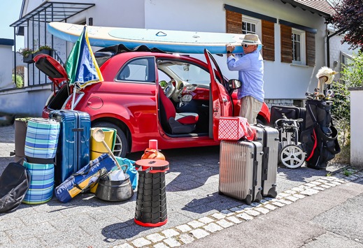 Tipps für den Alltag / Auto richtig packen und relaxed in den Urlaub starten / Auch kleine Gegenstände sicher verstauen / Mit Dachbox unterwegs: Fahrverhalten anpassen