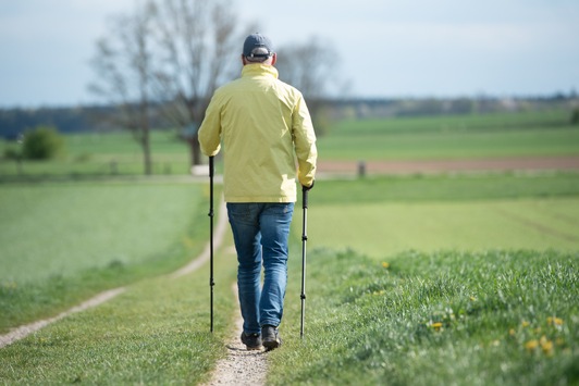 Mehr Halt bergauf und bergab - so bringen Wanderstöcke Sicherheit ins Gelände