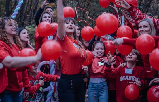Das Schulsystem stempelt Kinder ab: Warum Melina Fischer von der Schulzeitreise® Diagnosen kritisch hinterfragt