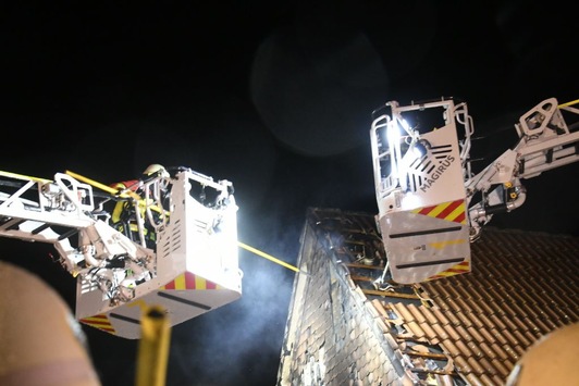 FW-PI: Elmshorn: PKW-Brand greift auf zwei Dachstühle über. Feuerwehr verhindert Totalverlust beider Gebäude