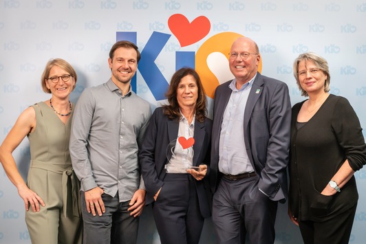 Timo Boll übergibt Preis an engagierte Krankenschwester / KfH-Mitarbeiterin Kristina Breuch erhält Helmut-Werner-Preis der Kinderhilfe Organtransplantation, Veranstaltung zum 20-jährigen Bestehen