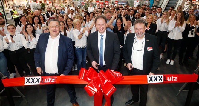 Nach Kernsanierung und Neubau: Oberbürgermeister Dr. Matthias Knecht eröffnet den jetzt noch größeren XXXLutz Mann Mobilia in Ludwigsburg