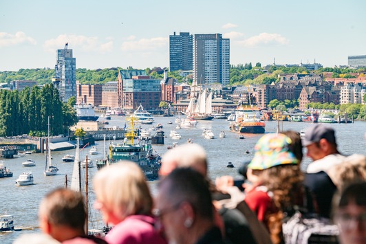 Spektakuläre Schiffsvielfalt beim 837. Hafengeburtstag Hamburg