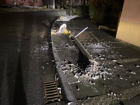 POL-PDMY: Straßenlaterne umgefahren / Verkehrsunfallflucht