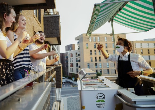 Außergewöhnliche Werbeaktion: Gustavo Gusto überrascht Menschen auf ihrem Balkon mit „fliegender Eisdiele“.