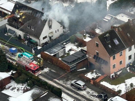 FW-HB: Dachstuhlbrand löst Großeinsatz der Feuerwehr Bremen aus