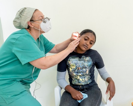 „Wenn ein Kind gehörlos geboren wird, dann merkt das keiner“ / CBM bringt Hörgesundheit für alle in die ärmsten Regionen der Welt