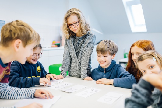 Mehr als Nullen und Einsen: Kostenloses Unterrichtsmaterial zu Informatik für Grundschullehrkräfte