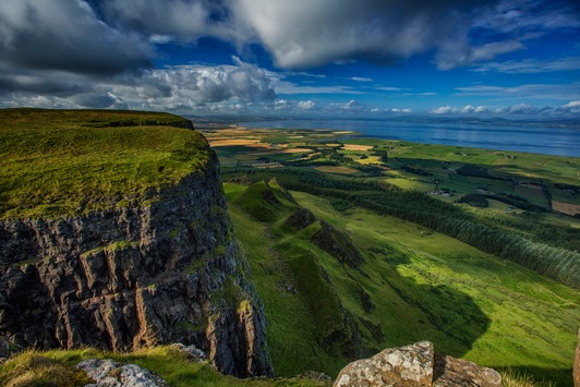 Unterschätzte Wanderregion im Norden Irlands / Das nordirische County Derry~Londonderry dient regelmäßig als Drehort und bietet mit dem Binevenagh Mountain ein echtes Highlight