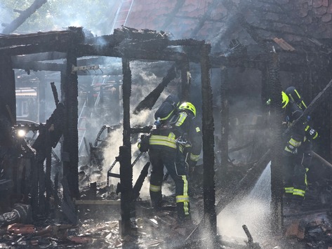 FW Bad Segeberg: Brand eines Anbaus in voller Ausdehnung – zwei Katzen gerettet