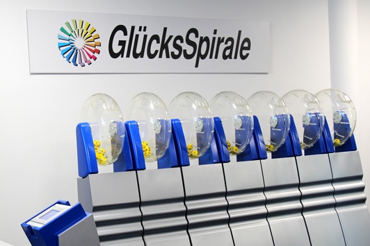 Renten bei GlücksSpirale und Sieger-Chance: 10.000 Euro monatlich, 20 Jahre lang, nach Baden-Württemberg; 5.000 Euro monatlich, zehn Jahre lang, nach Nordrhein-Westfalen