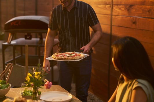 SHARE THE SPARK: Ooni's Umfrage zeigt, wie das Lieblingsessen Pizza Verbindungen stärkt / Beziehungsexpertin Paula Lambert kommentiert die Ergebnisse