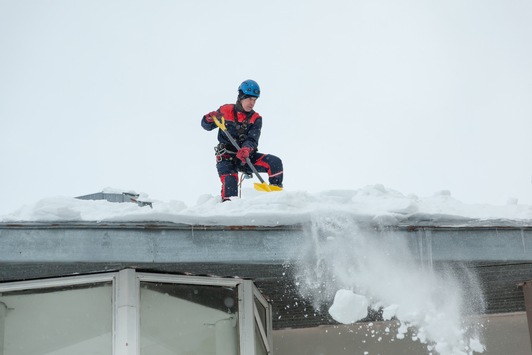 TÜV Rheinland: Belastung von Dächern hängt von Schneeart ab / Bei Nässe und Frost: Schneelast kann stark variieren / Schneekeile drücken zusätzlich aufs Dach / Räumung von Fachleuten vornehmen lassen