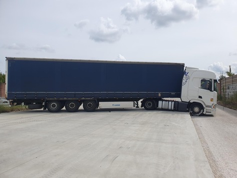 POL-HI: Sattelzug verirrt sich bei der Anschlussstelle Hildesheim-Drispenstedt in eine Autobahnbaustelle und bleibt stecken